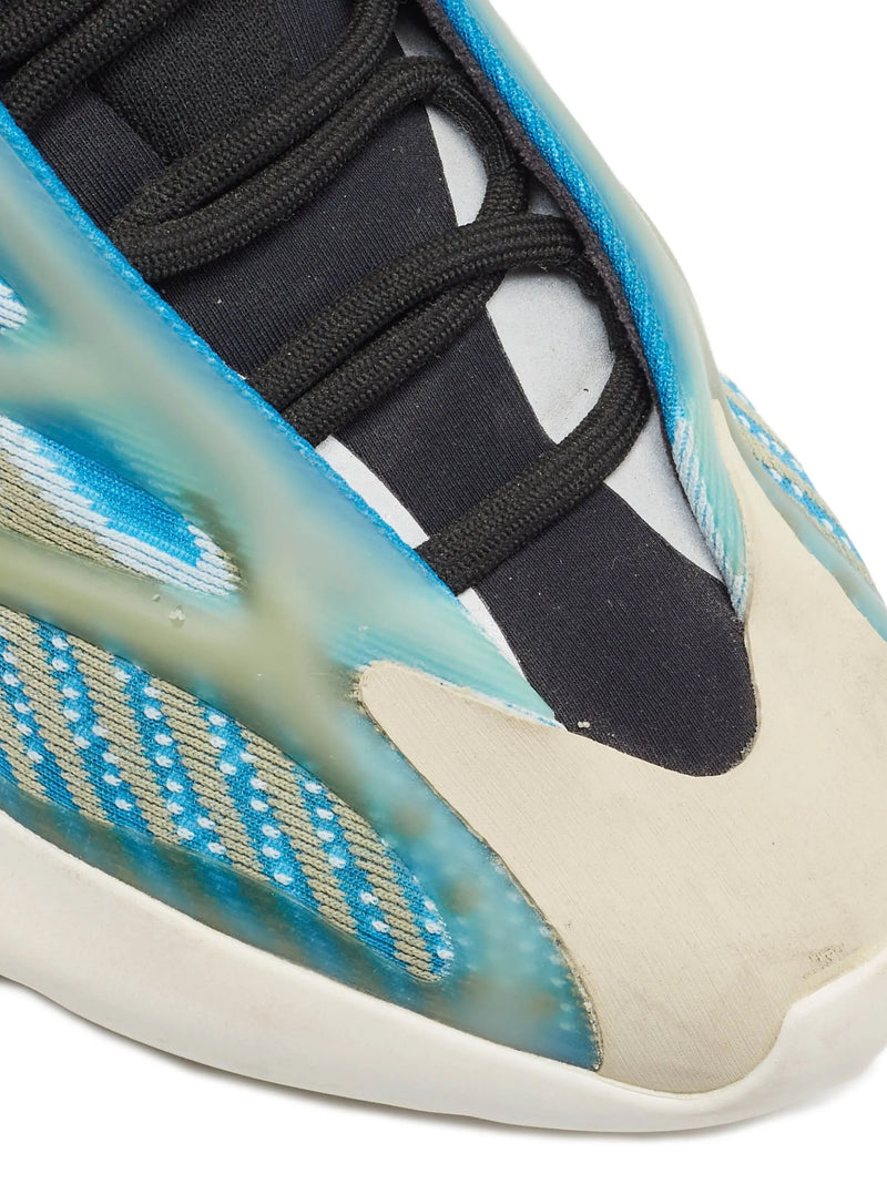 Yeezy Boost 700 Bleu – vue 3
