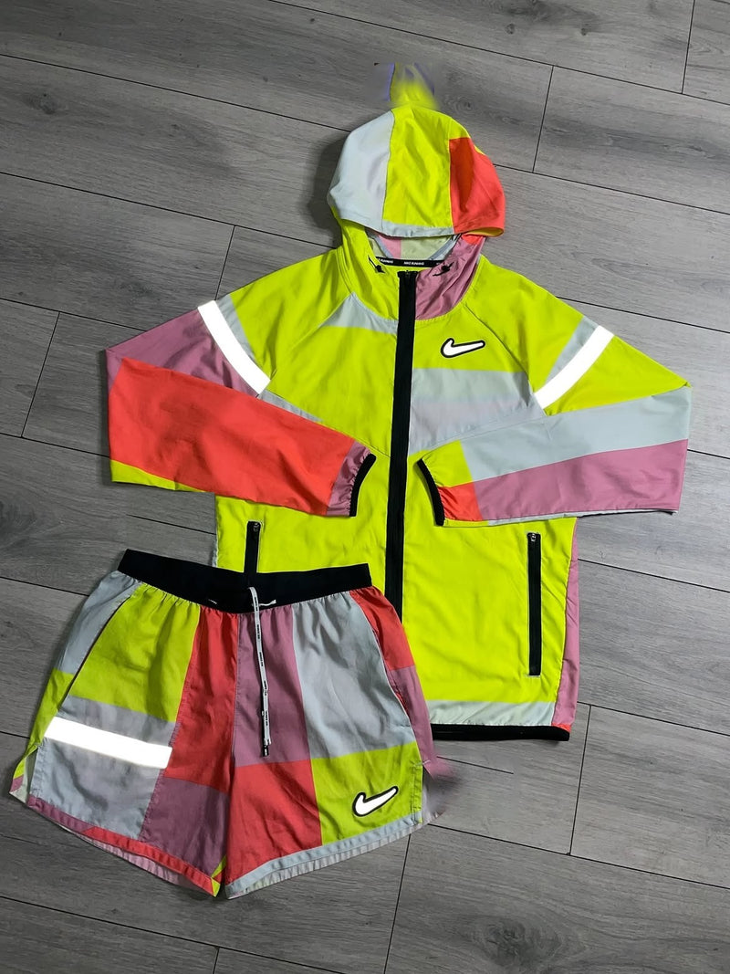 Veste coupe-vent Nike jaune fluo, rose et corail et son short, vue rapprochée du color-block