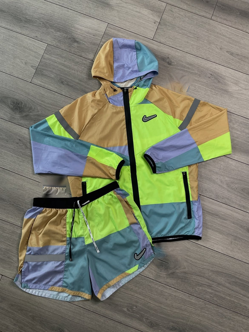 Veste coupe-vent et short Nike camel, vert fluo et lilas, vue rapprochée du color-block