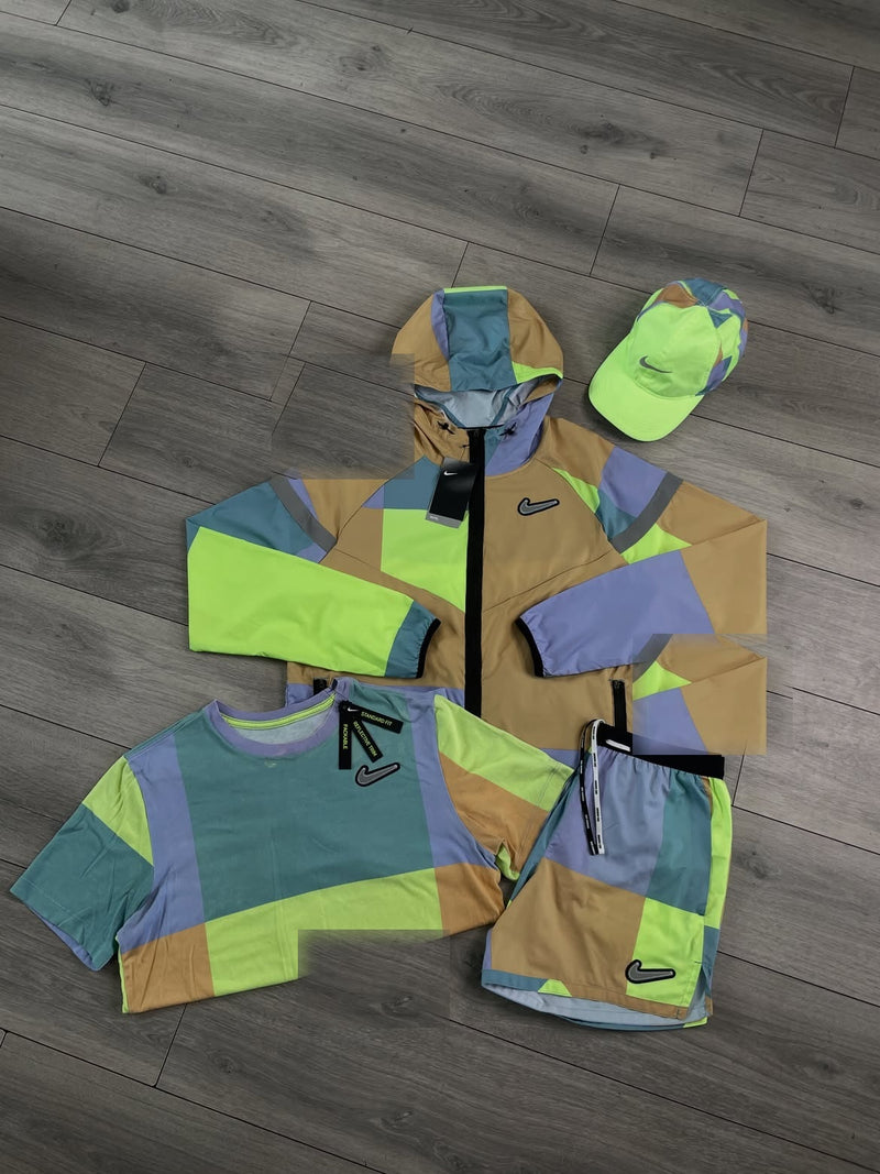Ensemble running Nike Wild Run camel et vert fluo : veste à capuche, t-shirt, short et casquette assortis posés à plat