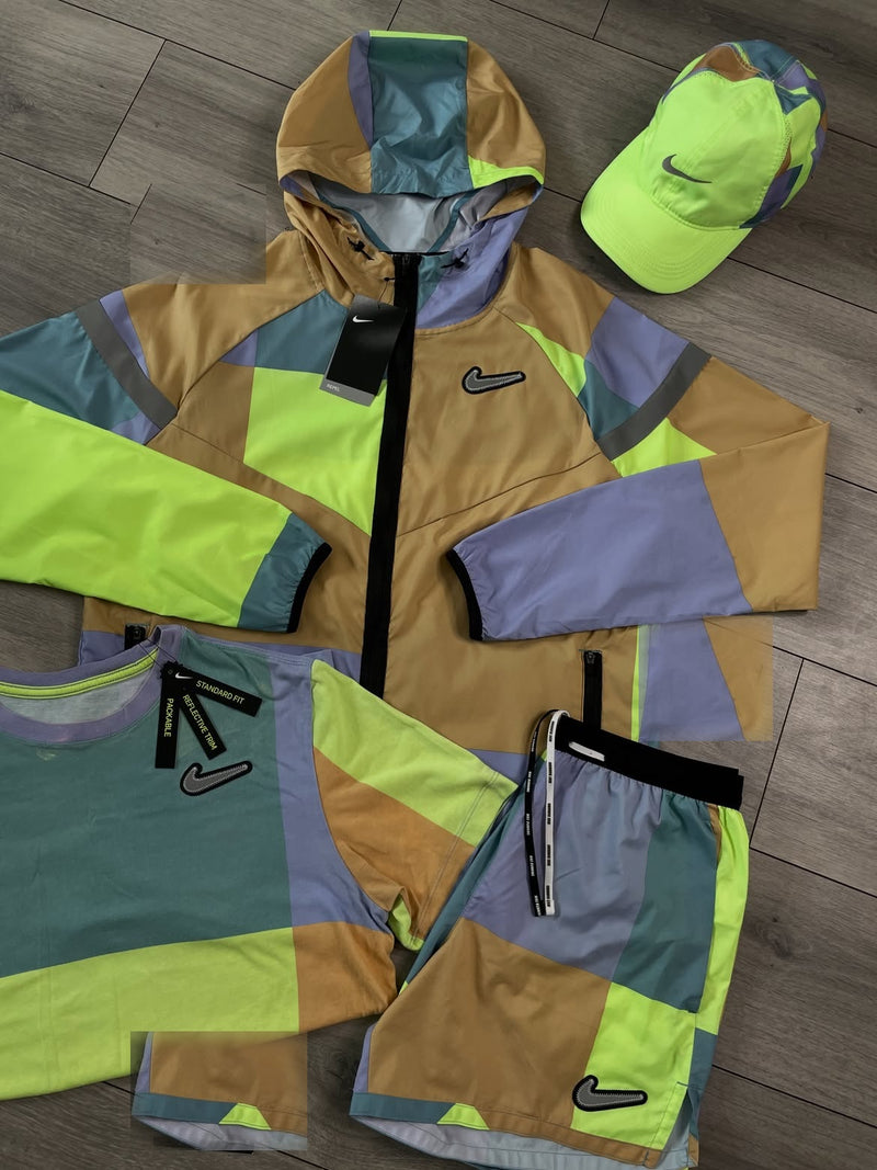 Ensemble running Nike Wild Run camel et vert fluo vu de dessus : veste dépliée, t-shirt, short et casquette