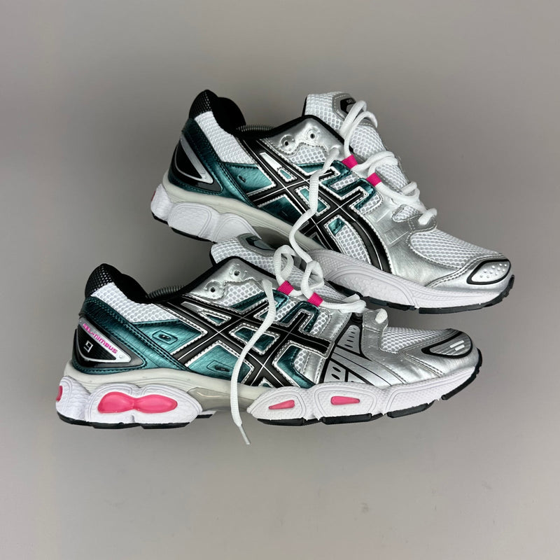GEL Nimbus 16 — Blanc / Turquoise / Rose fluo