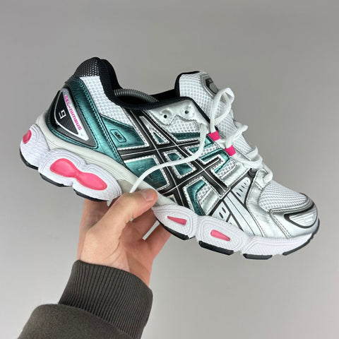 GEL Nimbus 16 — Blanc / Turquoise / Rose fluo