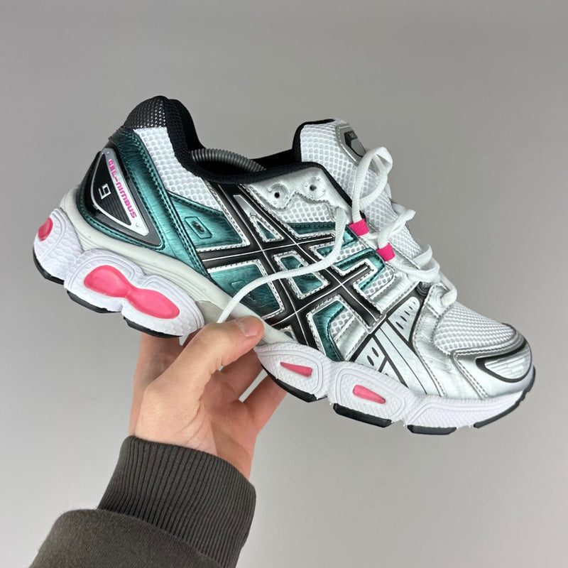 GEL Nimbus 16 — Blanc / Turquoise / Rose fluo