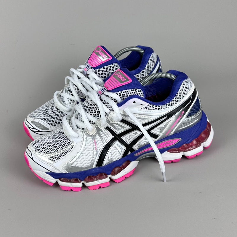 GEL Nimbus 16 — Blanc / Indigo / Rose fluo