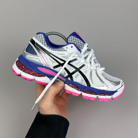 GEL Nimbus 16 — Blanc / Indigo / Rose fluo