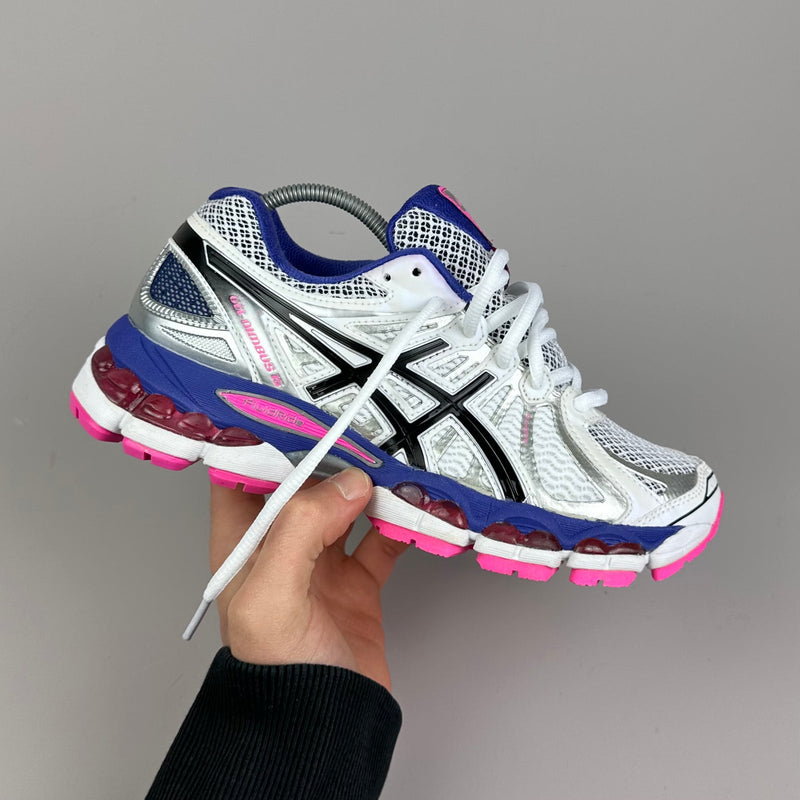 GEL Nimbus 16 — Blanc / Indigo / Rose fluo