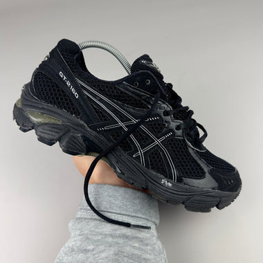 GEL Nimbus 16 — Noir / Blanc