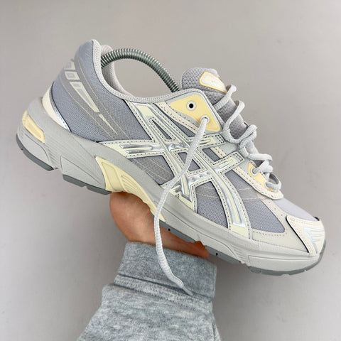 GEL Nimbus 16 — Gris clair / Crème