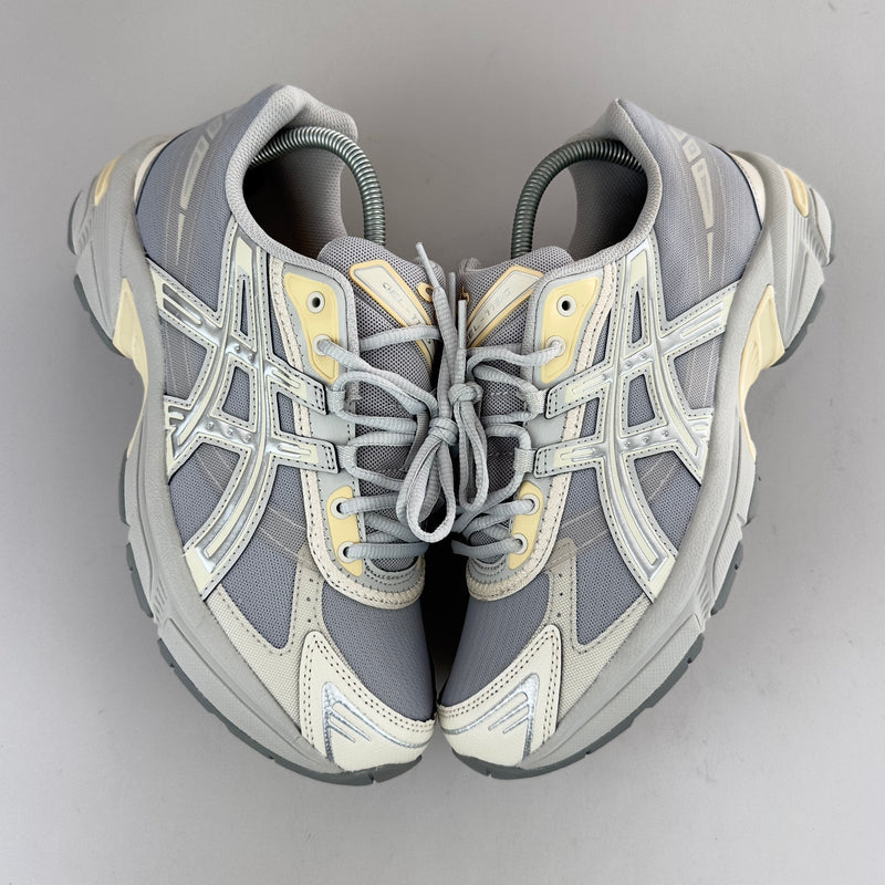 GEL Nimbus 16 — Gris clair / Crème
