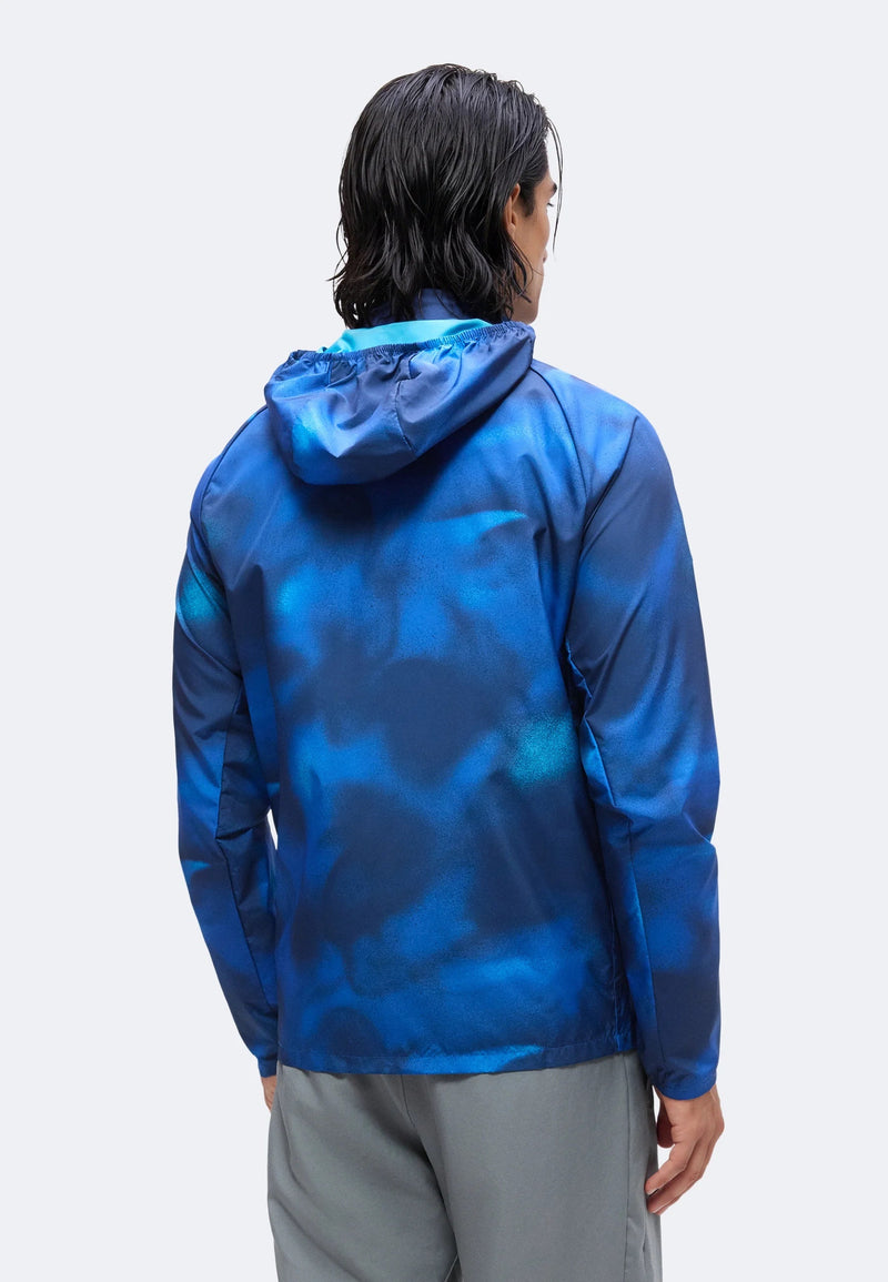 Veste Nike Windrunner bleue imprimée vue de dos, capuche relevée