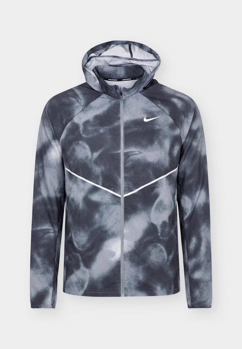 Veste running Nike coupe-vent gris anthracite et blanc à imprimé nuagé, vue de face avec capuche et Swoosh réfléchissant