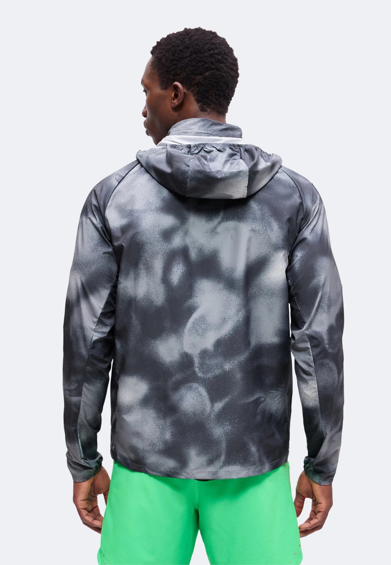 Veste Nike Windrunner grise imprimée vue de dos, capuche rabattue et imprimé fumé