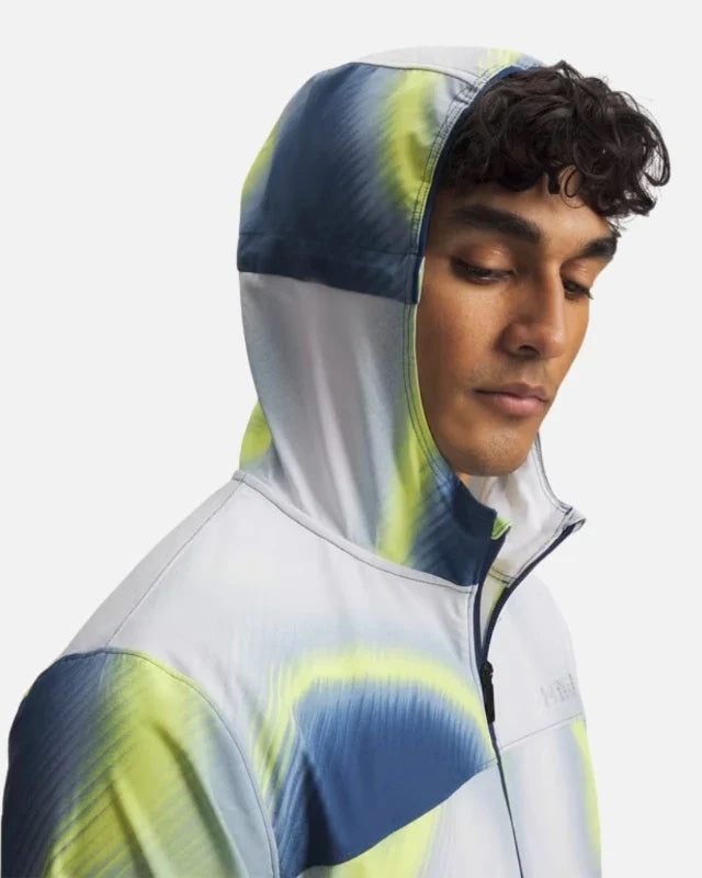 Veste Under Armour blanc, bleu et jaune fluo, gros plan sur la capuche ajustée et le col zippé