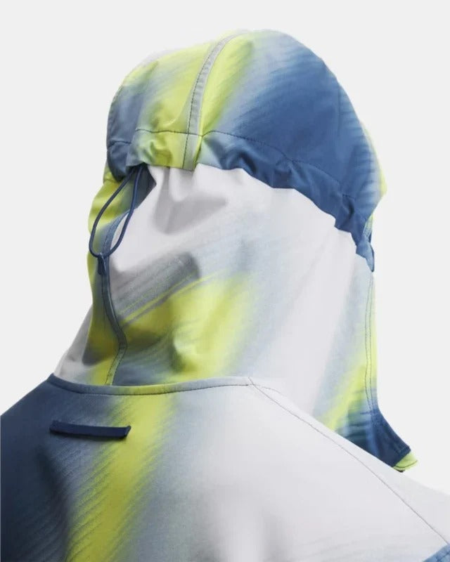 Veste Under Armour blanc, bleu et jaune fluo, détail de la capuche et du cordon de serrage