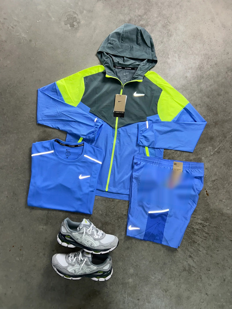 Ensemble running Nike 3 pièces bleu ciel en légère plongée : veste zippée, t-shirt manches courtes et short à bandes réfléchissantes
