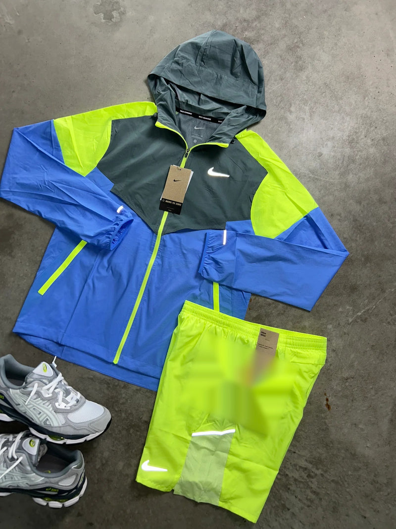 Ensemble running Nike 2 pièces bleu et volt en gros plan, étiquettes d'origine visibles sur la veste et le short