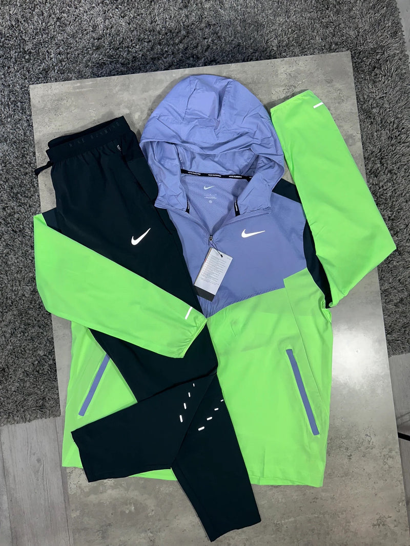 Ensemble survêtement Nike 2 pièces lavande et vert fluo : veste à capuche zippée Nike Running colorblock et pantalon de jogging noir, présentés à plat