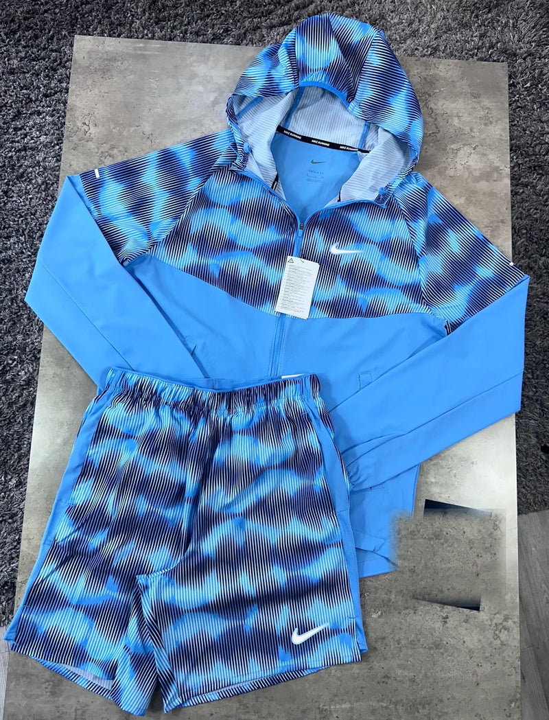 Ensemble running Nike 2 pièces bleu ciel imprimé : veste Windrunner et short assortis posés à plat